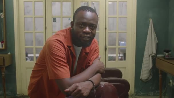 Retrato Mediano Barbero Afroamericano Apoyado Una Silla Posando Para Cámara — Vídeos de Stock