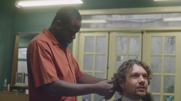 이발소 살롱에 머리를 자르는 아프리카계 미국인 이발사와 이야기 케이프에 — 비디오