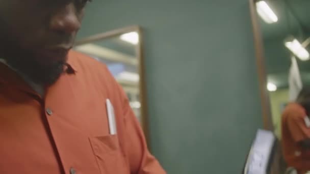 Середній Крупним Планом Знімок Афроамериканського Перукарського Різання Волосся Чоловічої Клієнтки — стокове відео