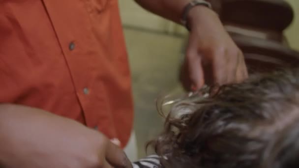 이발소 살롱에서 직장에서 가위와 클라이언트의 아프리카계 미국인 이발소 머리의 — 비디오