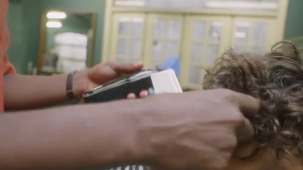 Обрізаний Знімок Перукаря Дає Зачіску Чоловічому Клієнту Підстригачами Волосся Гребінцем — стокове відео
