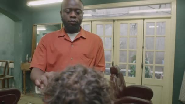 Medium Skud Afrikansk Amerikansk Barber Arbejder Med Hårklippere Kam Mens – Stock-video