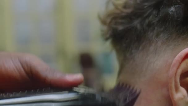 Nahaufnahme Der Hände Des Friseurs Rasieren Dekolleté Des Männlichen Kunden — Stockvideo