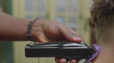 Berberin, erkek müşterisinin ensesini tıraş ederken çekilen gayri resmi.