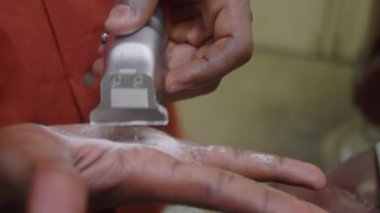 Traş olurken tıraş bıçağına talk pudrası sürerken kişisel olmayan el çekimini kapat.