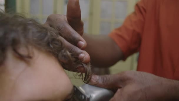Berber Dükkanındaki Kıvırcık Saçlı Erkek Müşterinin Saç Kesimini Yaparken Saç — Stok video