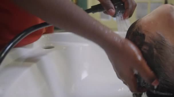 Plan Incliné Coiffeur Noir Tenant Douche Lavant Les Cheveux Client — Video