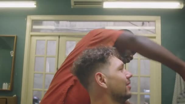 Barbiere Afroamericano Che Toglie Mantello Parrucchiere Applaude Mani Abbraccia Cliente — Video Stock