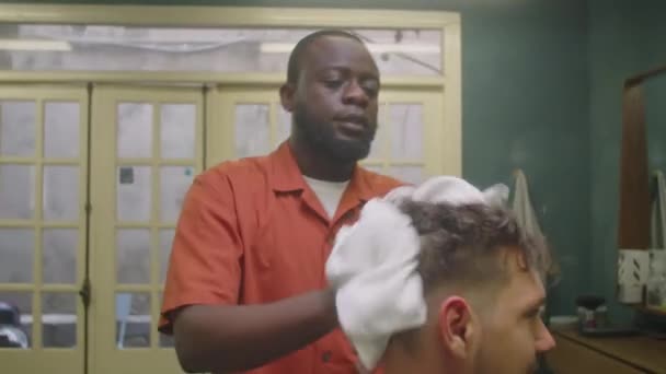 Plan Moyen Coiffeur Afro Américain Mâle Séchant Les Cheveux Client — Video
