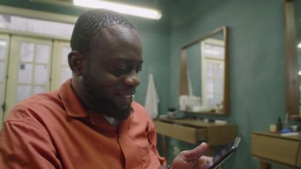 Vidám Fekete Férfi Borbély Fodrászatban Mosolyog Csevegés Keresztül Video Hívás — Stock videók