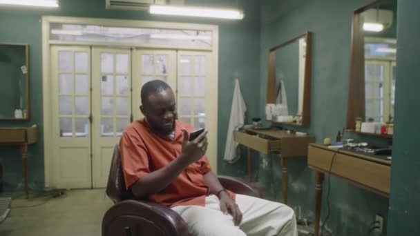 Foto Yang Cukup Panjang Dari Tukang Cukur Laki Laki Afrika — Stok Video