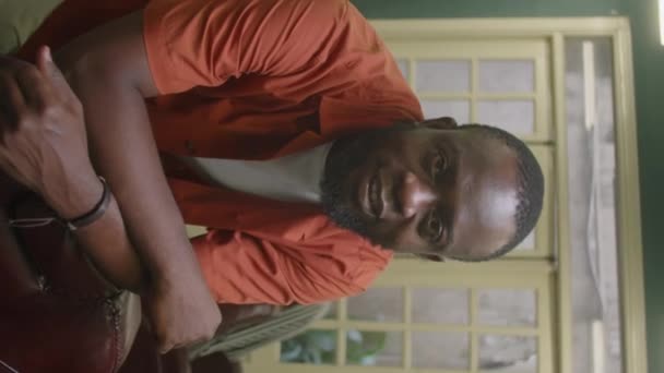 Függőleges Portré Vidám Afro Amerikai Férfi Borbély Támaszkodik Székre Pózol — Stock videók