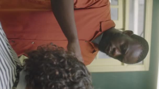 Függőleges Lövés Fiatal Afro Amerikai Borbély Vágás Göndör Haj Férfi — Stock videók
