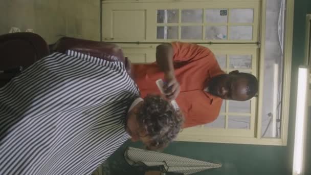 Verticale Full Length Shot Van Afro Amerikaanse Kapper Trimmen Krullend — Stockvideo