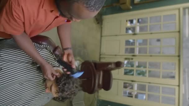 Verticale Hoge Hoek Shot Van Afro Amerikaanse Kapper Met Behulp — Stockvideo