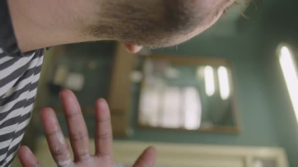 Vertikale Nahaufnahme Der Hände Des Friseurs Rasieren Hals Des Männlichen — Stockvideo