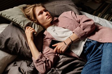 Siber zorba mesajlarla dolu akıllı telefon tutan ve çaresiz ve umutsuz hisseden sıradan giysili genç bir kızı gücendirdim.