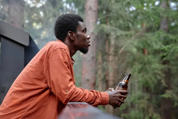 Афроамериканец Пьет Пиво Пикнике Лесу — стоковое фото