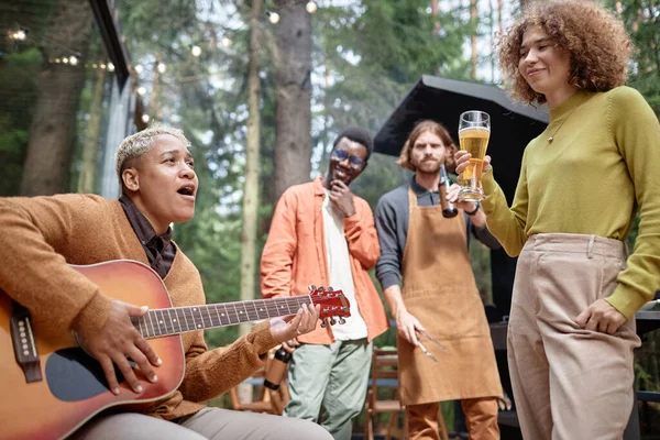 Group Young Friends Playing Guitar Drinking Beer Picnic Forest — Stock Photo, Image