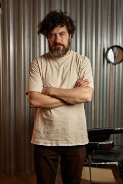 Berbere gidip saçını kesen müşterinin dikey portresi.