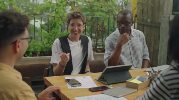 Squadra Giovani Colleghi Multietnici Che Sorridono Discutono Business Plan Durante — Video Stock