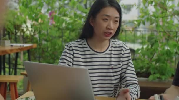 Joven Mujer Negocios Asiática Sentada Con Laptop Conversando Con Equipo — Vídeos de Stock