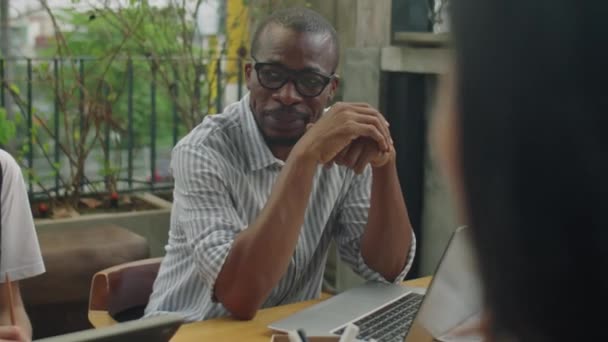Empresario Afroamericano Hablando Con Equipo Colegas Durante Reunión Informal Aire — Vídeos de Stock