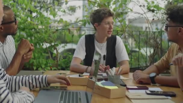 Ung Kvinnlig Lagledare Talar Med Grupp Olika Kollegor Samtidigt Som — Stockvideo