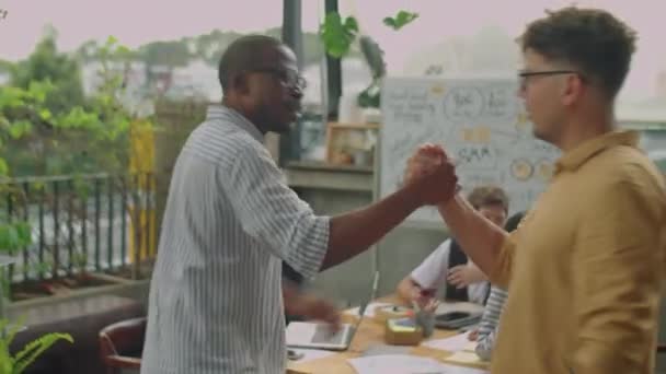 Media Toma Colegas Masculinos Multiétnicos Saludándose Con Broche Mano Abrazo — Vídeos de Stock