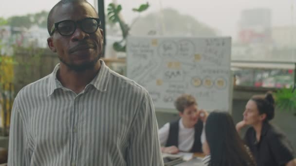 Retrato Empresário Afro Americano Vestindo Camisa Listrada Óculos Terraço Livre — Vídeo de Stock