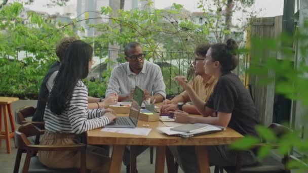 Mittlere Langzeitaufnahme Einer Gruppe Multiethnischer Geschäftsexperten Die Das Projekt Bei — Stockvideo