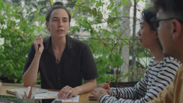 Joven Ceo Mujer Explicando Plan Dando Instrucciones Equipo Colegas Durante — Vídeos de Stock