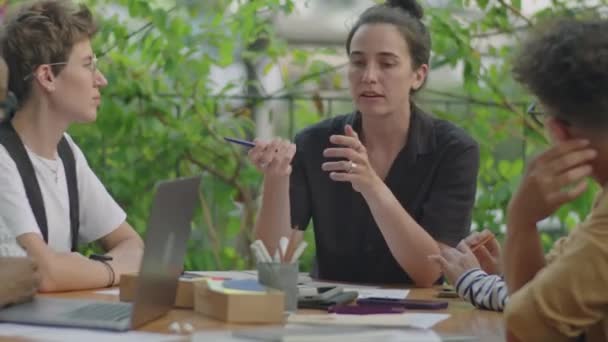Kvinnlig Chef Diskuterar Affärsprojekt Med Grupp Medarbetare Utomhus Team Möte — Stockvideo