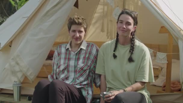 Portrét Dvou Mladých Turistek Sedících Před Glamping Stanem Pózujících Kameře — Stock video