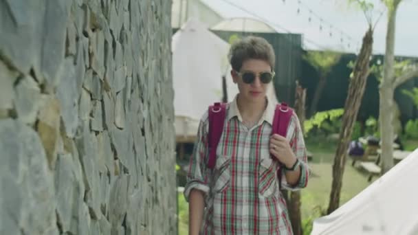 Середній Знімок Молодої Жінки Рюкзаком Сонцезахисних Окулярах Йдуть Уздовж Кам — стокове відео