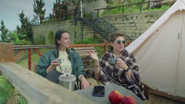 Dvě Mladé Ženy Sedí Venku Pijí Čaj Diskutují Malebném Výhledu — Stock video