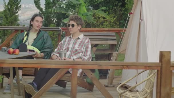 Duas Jovens Mulheres Sentadas Lado Fora Terraço Madeira Por Tenda — Vídeo de Stock