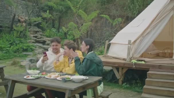 Company Positive Friends Sitting Dinner Table Glamping Tent Taking Selfie — Stock Video