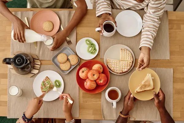 Руки Семьи Завтракающей Кухонным Столом Вид Сверху — стоковое фото