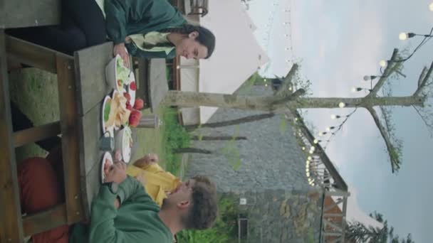Vertical Full Shot Compañía Turistas Cenando Comunicándose Mientras Descansan Moderno — Vídeos de Stock