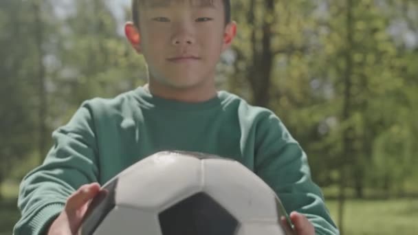 Retrato Tiro Menino Asiático Mostrando Bola Futebol Câmera Posando Com — Vídeo de Stock