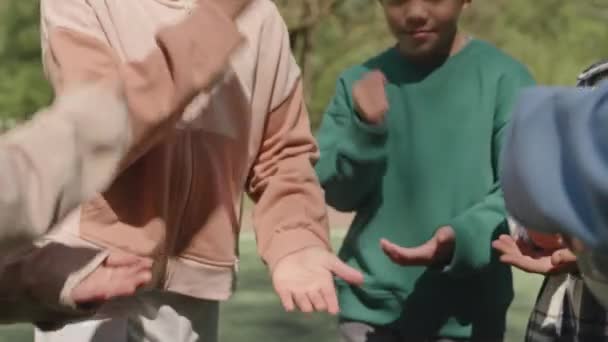 Gehakt Schot Van Groep Kinderen Spelen Rock Papier Schaar Hand — Stockvideo