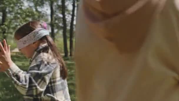 Blindfolded Menina Perseguindo Amigos Correndo Torno Parque Enquanto Joga Homem — Vídeo de Stock