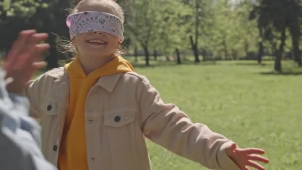 Gözleri Bağlı Bir Kız Parkta Kör Adam Oyunu Oynarken Arkadaş — Stok video