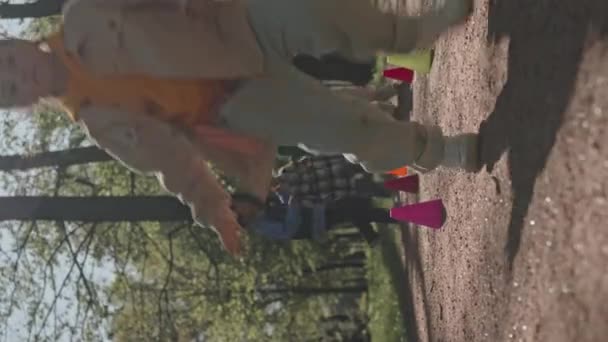 Vertikale Aufnahme Von Kleinen Kindern Die Nacheinander Zwischen Zapfen Laufen — Stockvideo