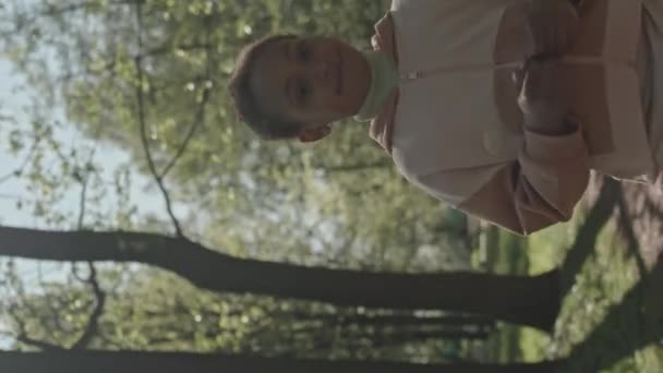 Verticaal Schot Van Schattig Afrikaans Amerikaans Meisje Wandelen Het Park — Stockvideo