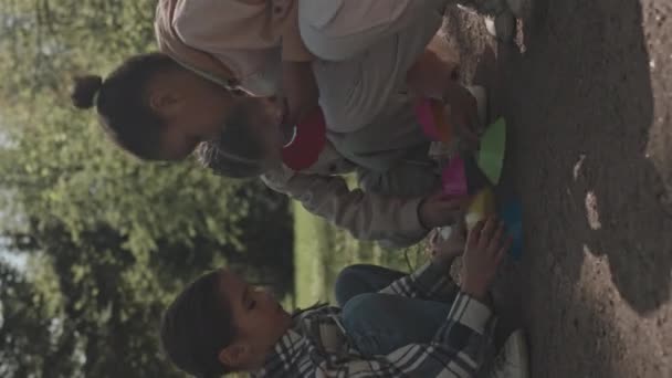 Tiro Vertical Meninas Sentadas Chão Parque Brincando Com Brinquedos Plástico — Vídeo de Stock