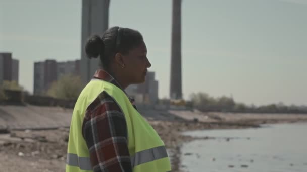 Портрет Жінки Афроамериканки Екологічного Добровольця Неоновому Зеленому Жилеті Стоїть Відкритому — стокове відео