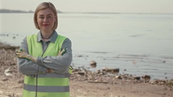 Obróć Portret Kobiety Wolontariuszki Środowiskowej Neonowej Zielonej Kamizelce Rękawiczkach Stojących — Wideo stockowe