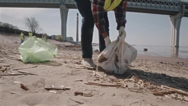 Tiro Cortado Voluntário Ambiental Pegando Saco Têxtil Sacudindo Areia Depois — Vídeo de Stock